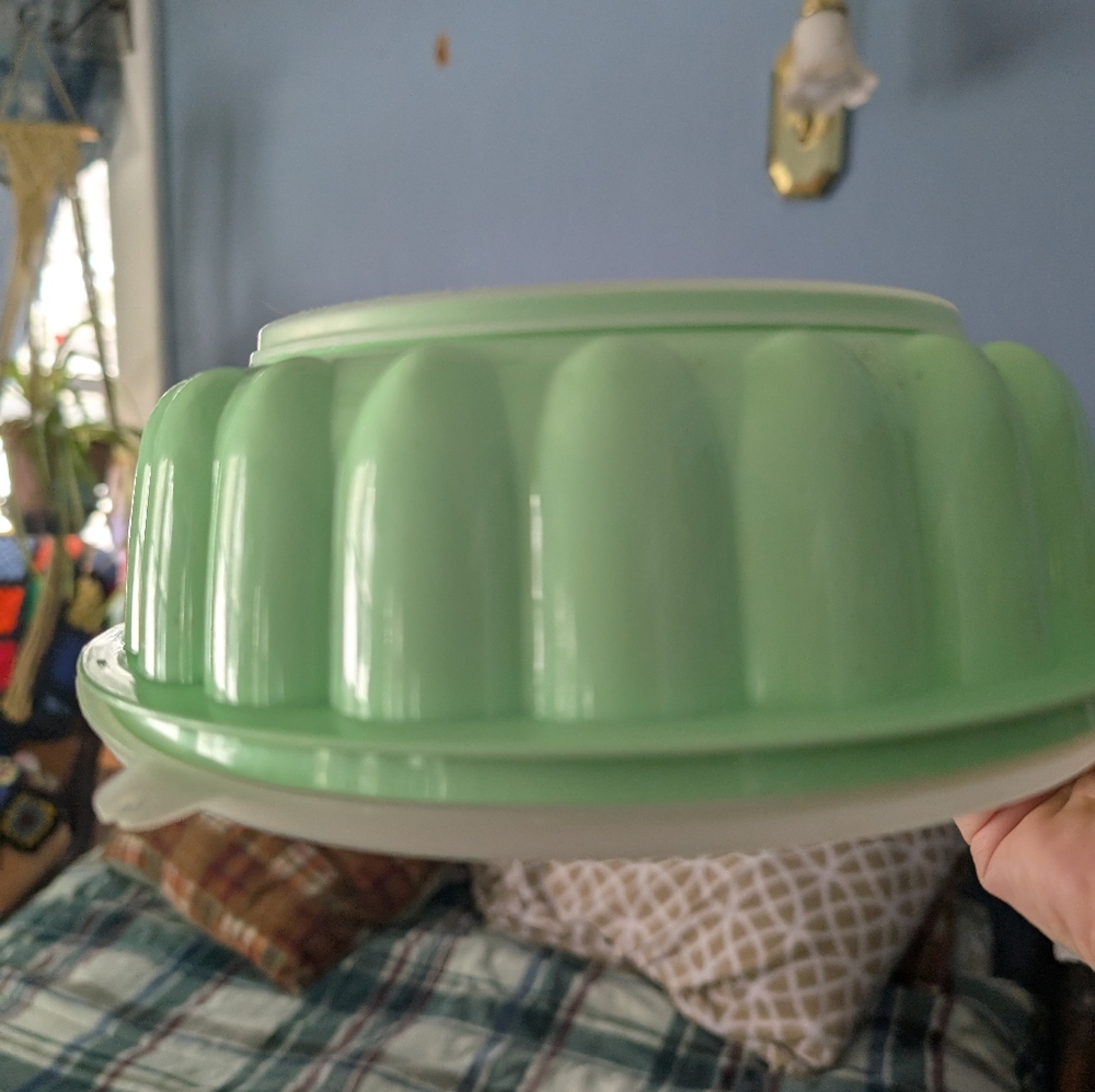 Tupperware - Picture 1 of 4
